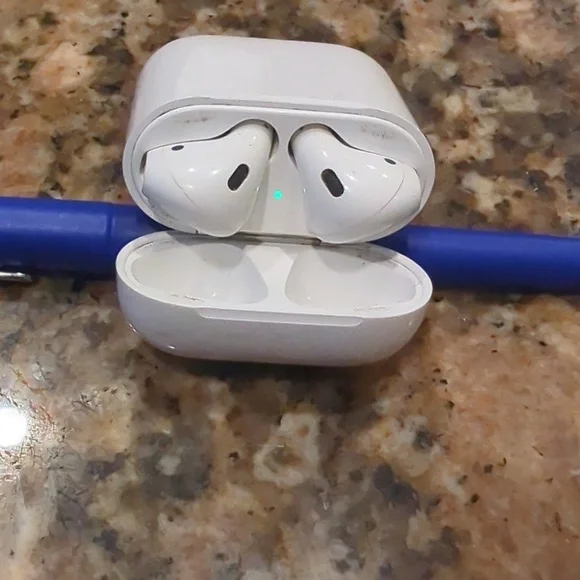 🎧 Apple AirPods (1st Generation) - Picture 2 of 4